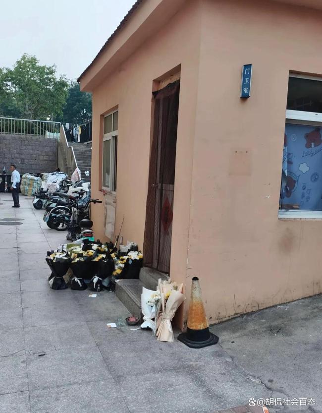 学生在宿管大爷生前屋外放鲜花悼念 高温下的悲剧引发深思